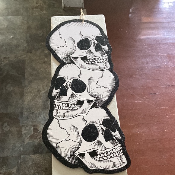 NWT- 24” Sparkling Black Glittered Stacked Skulls 💀Wooden Halloween Decor Sign - Picture 9 of 11